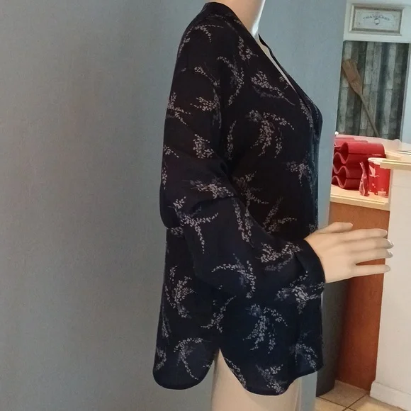 🔥🔥🔥Vince Spring navy blue floral henley blouse S - Picture 4 of 12